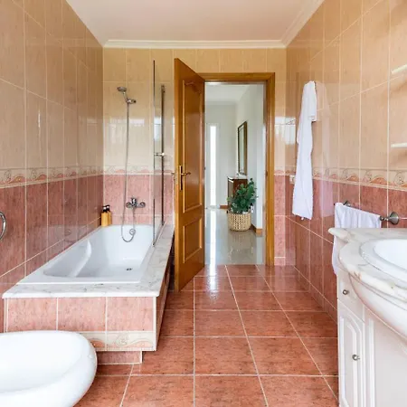 Casa Con Enorme Jardín En
